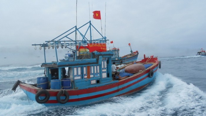 Dù chịu nhiều sức ép từ phía tàu Trung Quốc nhưng những ngư dân Việt Nam vẫn kiên cường bám biển (Ảnh: Tuổi Trẻ)