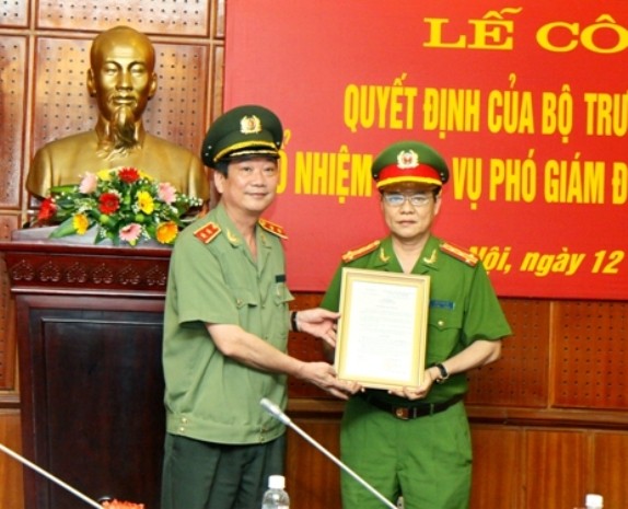 Trung tướng Nguyễn Xuân Tư trao quyết định của Bộ trưởng Bộ Công an bổ nhiệm Đại tá Đào Thanh Hải giữ chức vụ Phó Giám đốc CATP Hà Nội ảnh - Phú Khánh