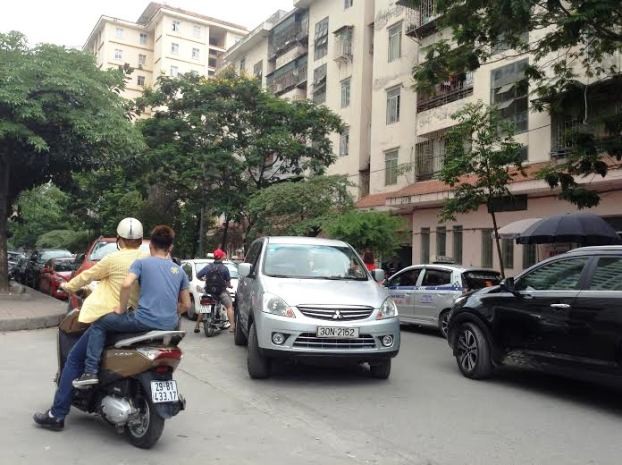 Vẫn trên đường Nguyễn Thị Thập, hai bên đã kín xe đậu, một xe ô tô đi vào là ...tắc đường, chuyện này thường xuyên xảy ra.
