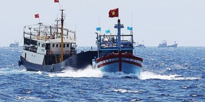 Cảnh một vụ tàu TQ đâm tàu cá ngư dân Việt Nam. Ảnh VOV