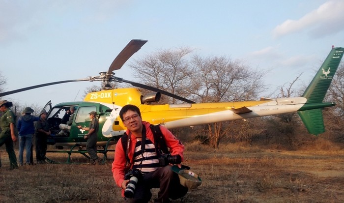 Ảnh nhà báo Đỗ Doãn Hoàng tác nghiệp tại Nam Phi, đi trực thăng xuyên rừng Kruger để điều tra về nạn săn bắn động vật trái phép