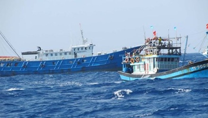 Tàu cá vỏ sắt của Trung Quốc (bên trái) tham gia ứng trực ở các hướng quanh khu vực giàn khoan Hải Dương 981, tăng cường đâm va, cản phá các tàu của Cảnh sát Biển, Kiểm ngư Việt Nam, đang làm nhiệm vụ chấp pháp. Ảnh: C.K/TPO
