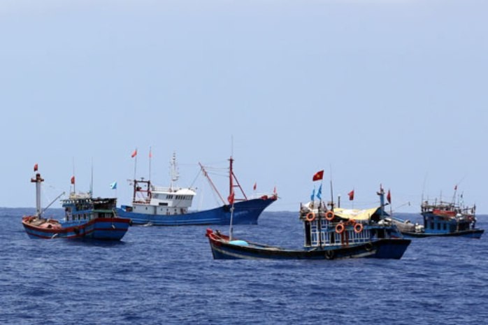 Ngư dân luôn bị rình rập, đe dọa bởi những tàu cá Trung Quốc cỡ lớn (Ảnh Thanh Niên)