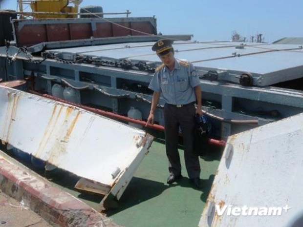 Cán bộ Kiểm ngư kiểm tra những hư hỏng trên tàu do tàu Trung Quốc đâm va. (Nguồn: Cục Kiểm ngư Việt Nam)