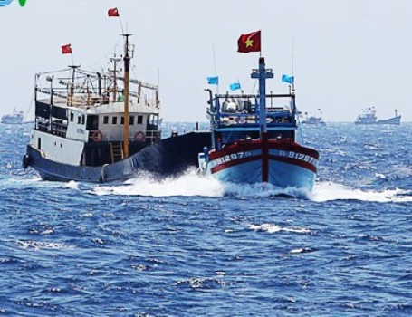 Tàu cá vỏ sắt Trung Quốc (bên trái) tham gia ứng trực ở các hướng quanh khu vực giàn khoan Hải Dương 981, tăng cường đâm va, cản phá các tàu của Việt Nam