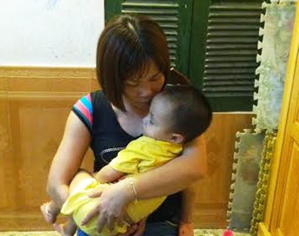 Bà Cao Thị Thu Hằng và cháu bé mà trước đây đã từng phải ở tù cùng mẹ trong trại tạm giam