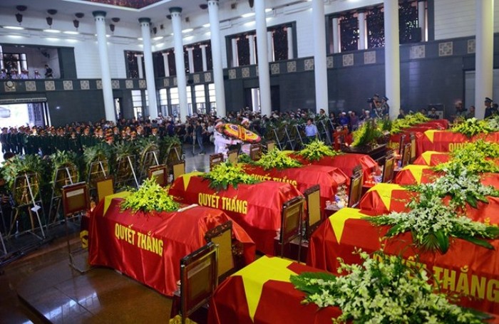 Bên trong nhà tang lễ số 5 Trần Thánh Tông (Hà Nội) lúc 7h sáng 11/7, 18 linh cữu được phủ cờ đỏ sao vàng (Ảnh: Zing)