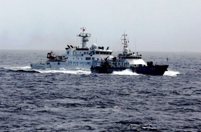Tàu hải giám Trung Quốc truy cản tàu cảnh sát biển Việt Nam. Ảnh: TTXVN