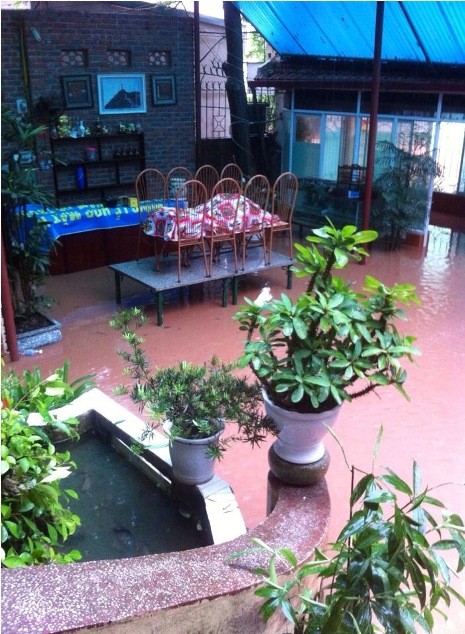 Nước tràn vào nhà dân ở đường Nguyễn Du