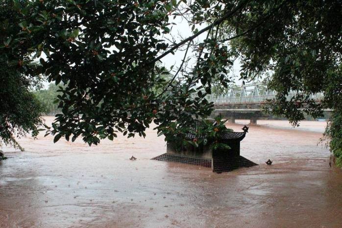 Nước sông Kỳ Cùng dâng cao, ngập cả vào ngôi đền Kỳ Cùng tại thành phố Lạng Sơn