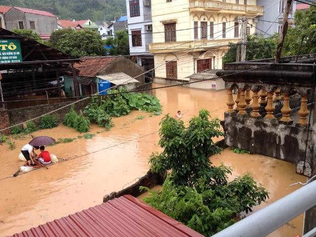 Khu Chùa Tiên cũng ngập trong nước.