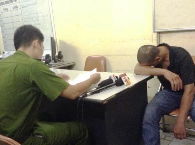 Cơ quan Cảnh sát điều tra Công an quận Đống Đa đã ra lệnh bắt khẩn cấp đối tượng Nguyễn Tiến Dũng (áo đen) về hành vi gây rối trật tự.