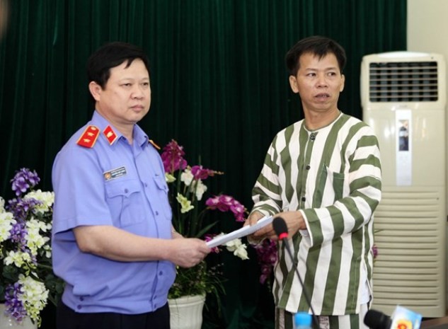 VKS trao quyết định đình chỉ thi hành án cho ông Nguyễn Thanh Chấn.