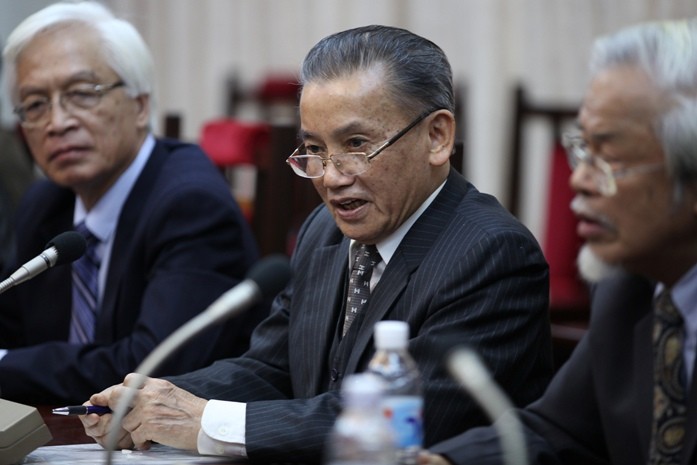 Ông Nguyễn Đình Lộc, cựu Bộ trưởng Bộ Tư pháp (người ngồi giữa) trong một cuộc họp.