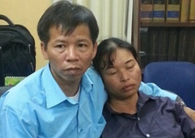 Ông Nguyễn Thanh Chấn và vợ miệt mài trên con đường đi tìm công lý