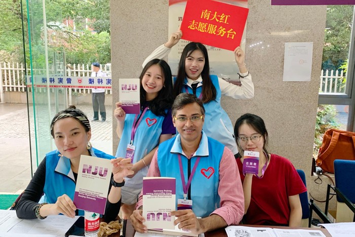 Ngọc Hà (hàng thứ 2 bên trái) tham gia tình nguyện cho chương trình Chào tân sinh viên 2019. Ảnh: Nhân vật cung cấp.