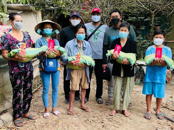 Nhóm của thầy Dương Quốc Toàn làm thiện nguyện ở huyện Thạnh Trị, tỉnh Sóc Trăng. Ảnh: Nhân vật cung cấp.