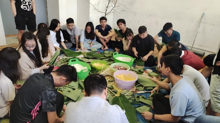 Nhóm du học sinh Việt cùng nhau gói bánh chưng. Ảnh: Lê Tuấn Anh.