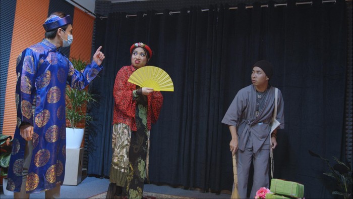 Du học sinh Việt tại Ba Lan biểu diễn vở kịch &quot;Thị Mầu đi cách ly&quot;. Nhóm du học sinh đã luyện tập trong nhiều tháng trước khi lên sân khấu. Ảnh: Oh! Ba Lan