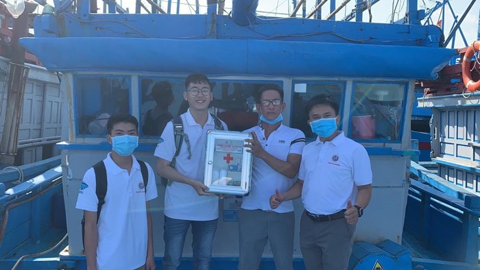 Nguyễn Hữu Huy Hoàng (thứ 2 từ trái sang) trong lần tham gia Hoạt động “Tủ thuốc vươn khơi” - nằm trong dự án nâng cao nhận thức của ngư dân về đảm bảo an toàn lao động trên biển. Ảnh: Nhân vật cung cấp