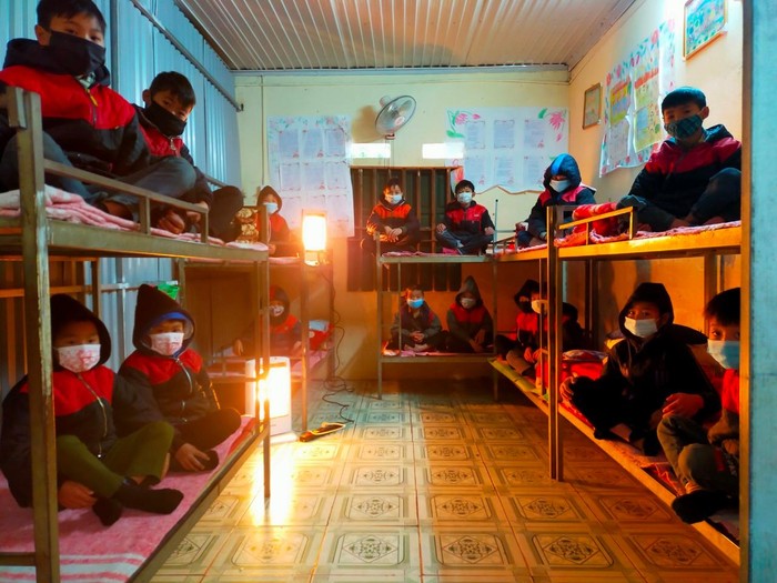 Nhà trường đã mua máy sưởi cho học sinh từ năm 2021. Ảnh: Phòng Giáo dục và Đào tạo huyện Xín Mần cung cấp