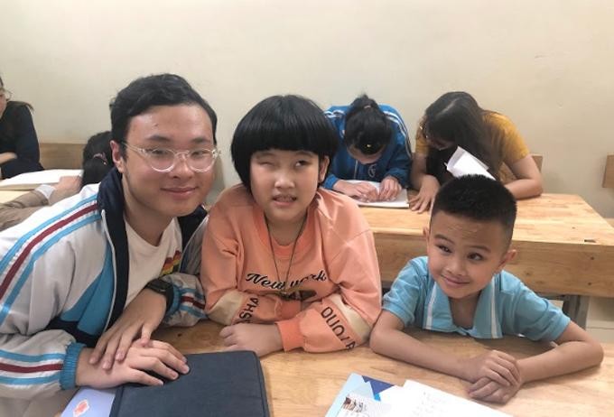 Đức Anh đồng sáng lập tổ chức Seeds of Light Vietnam, tổ chức cung cấp các lớp tiếng Anh giao tiếp cho trẻ khiếm thị tại tỉnh Thái Nguyên. Ảnh: Nhân vật cung cấp