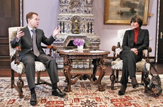 Ông Medvedev và bà Calmy-Rey - Ảnh: AFP