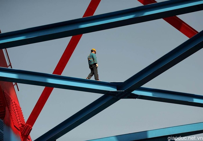 Một công nhân đang đi trên những khung thép cỡ lớn phục vụ cho quá trình xây dựng một tuyến đường sắt mới ở Hợp Phì, Trung Quốc.