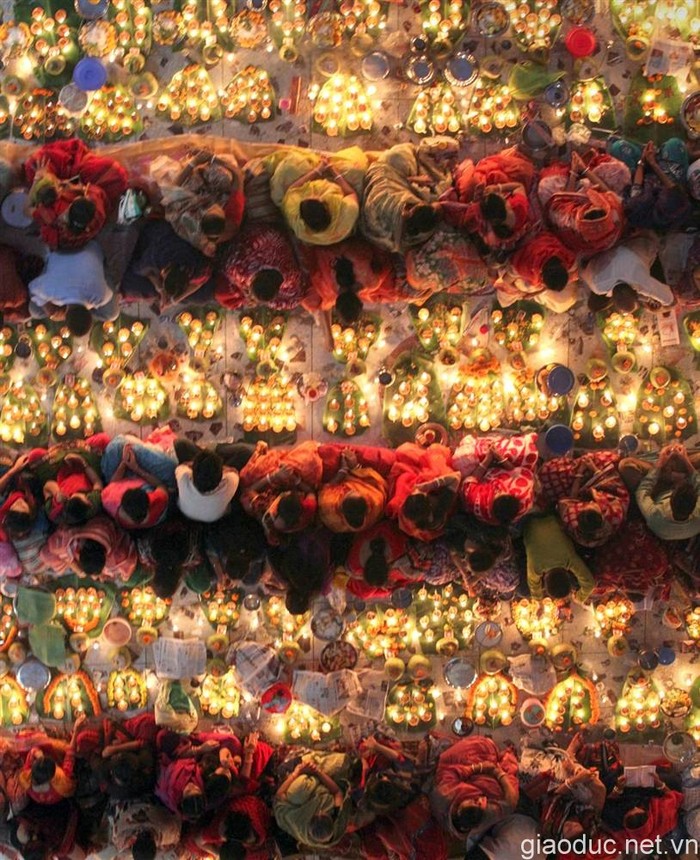 Các tín đồ Hindu tại Dhaka, Bangladesh trong khi hành lễ
