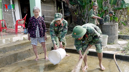 Các chiến sỹ giúp dọn vệ sinh một gia đình ở Thạch Bồ.