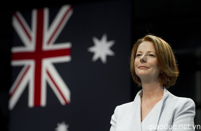 Thủ tướng Australia Julia Gillard lắng nghe bài diễn văn của Tổng thống Barack Obama tại căn cứ Darwin.