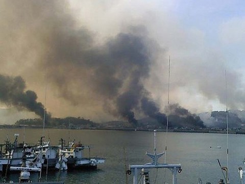 Những cột khói bốc lên từ phía đảo tiền tiêu Yeonpyeong của Hàn Quốc sau vụ nã pháo của Triều Tiên năm ngoái. Ảnh: AFP