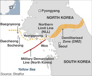 Đường Giới hạn phía bắc (màu vàng đứt đoạn) là nơi thường xảy ra căng thẳng giữa hai miền. Gần đó có 5 hòn đảo nhỏ của Hàn Quốc. Đường này do Ủy ban LHQ do Mỹ đứng đầu định ra sau chiến tranh Triều Tiên, tuy nhiên không được Bình Nhưỡng công nhận. Triều Tiên cho rằng đường phân định trên biển phải là đường đỏ, đi sâu xuống phía nam hơn nhiều so với đường vàng. Đồ họa: Stratford.