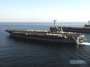 Hai tàu sân bay của Mỹ là USS Bush và USS Stennis đi qua Eo biển Hormuz hôm 12/11 (Nguồn: Strategy Page)