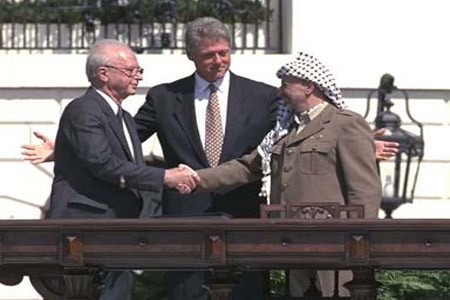Ngày 10/9/1993, Tổng thống Mỹ Bill Clinton, Tổng thống Palestine Y.Arafat và Thủ tướng Israel Y.Rabin ký văn kiện công nhận lẫn nhau bằng giải pháp hoà bình.