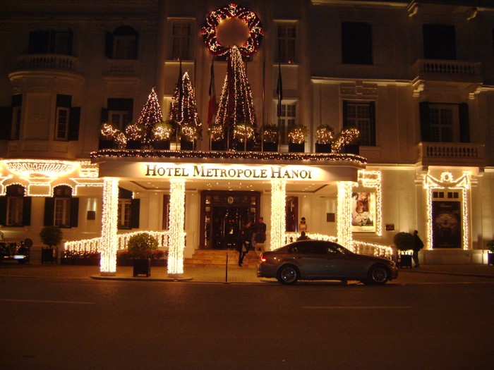 Khách sạn Metropole Hà Nội được trang trí cực kỳ đẹp mắt đã phần nào làm vơi đi nỗi nhớ nhà khi không về được bên gia đình trong buổi lễ Giáng sinh của những người nước ngoài
