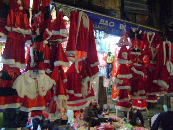 Mũ và áo Noel là mặt hàng bán chạy nhất trong dịp Giáng sinh