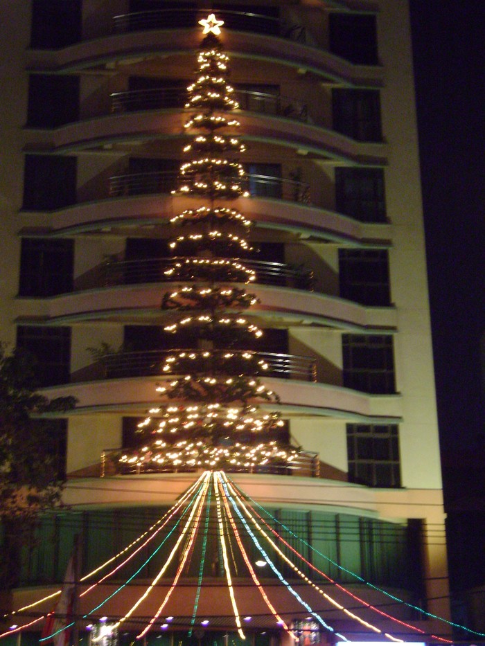 Trang trí cây thông Noel cao bằng tòa nhà trên đường Xuân Thủy - Cầu giấy
