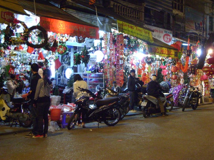 Phố Hàng Mã - Lương Văn Can là địa điểm mua hàng Giáng sinh lý tưởng