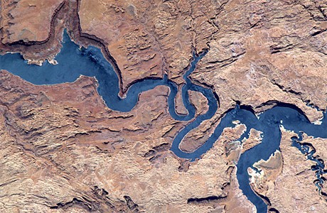 Dòng sông chảy tới hồ Powell tại bang Utah Mỹ trông giống như dải lụa uốn lượn trong bức ảnh được chụp từ Trạm Không gian Quốc tế. Ảnh: ESA.