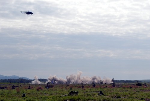 Máy bay trực thăng vũ trang bắn rocket tiêu diệt địch ở điểm cao 102