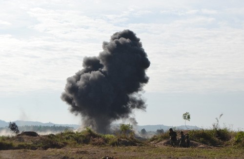Sau loạt bom của biên đội Su-30, thao trường rung lên với những tiếng nổ vang trời và nhiều cột khói lớn