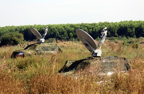 Thông tin liên lạc luôn được bảo đảm thông suốt với sự hỗ trợ của 2 chiếc xe thông tin vệ tinh Vsat – VCD2. Đây là phương tiện thông tin hiện đại vừa được trang bị cho Quân đoàn