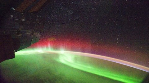 Hoạt động từ trường trên mặt trời đang rất mạnh và tạo ra những hiện tượng cực quang ngoạn mục mà dân thiên văn rất thích thú. Bức ảnh này được chụp từ trạm ISS vào ngày 26/9, cho thấy những tia sáng cực quang với màu xanh ngọc và đỏ rực trên khí quyển Trái đất. Những màu sắc này được tạo ra do các ion năng lượng mà mặt trời bắn sóng tương tác với nguyên tử và phân tử của khí quyển. Oxy sẽ phát ra ánh sáng xanh, trong khi nitrogen rực đỏ và xanh biếc.