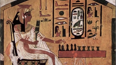 Có vẻ như cờ vua bắt nguồn từ người Ai Cập cổ đại, thông qua một tranh vẽ mà các nhà khảo cổ phát hiện được trong một Kim tự tháp