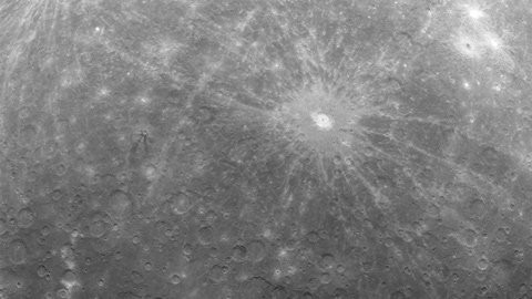Đây là hình ảnh đầu tiên, được chờ đợi từ lâu về quỹ đạo của sao Thủy. Theo các nhà khoa học, đây là bức ảnh chụp “lịch sử” về hành tinh sâu kín nhất trong thái dương hệ. Nó cho thấy một hố sâu có tên Debussy trên bề mặt sao Thủy, với những tia sáng kéo dài tới hàng trăm dặm. Bên trái hố Debussy là một hố sâu nhỏ hơn có tên gọi Matabei, phát đi những tia tối hơn.