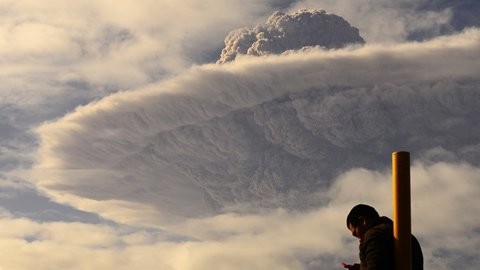 Những đám mây bụi khổng lồ, dày đặc phun lên từ núi lửa Puyehue ở dãy Andes bay về hướng Chile. Nhưng trước đó, chúng đã thổi tro bụi núi lửa đi khắp Argentina và buộc nhiều khu vực biên giới phải đóng cửa vì tầm nhìn gần như bằng 0.