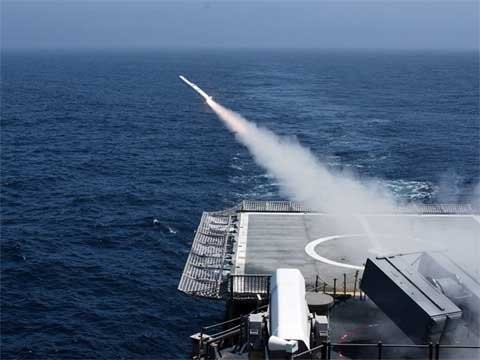 Tên lửa Raytheon's RIM-162 Evolved Sea Sparrow sẽ được dùng để bảo vệ tàu sân bay Ford khỏi các cuộc tấn công của tên lửa và máy bay