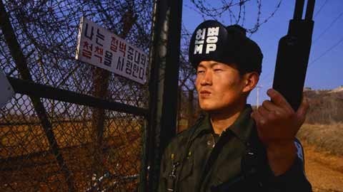 Một binh sĩ Triều Tiên đứng gác tại khu vực phi quân sự. Khu vực này chia đôi bán đảo Triều Tiên thành hai quốc gia sau cuộc chiến năm 1953, đây là một trong những nơi nhạy cảm nhất trên thế giới.