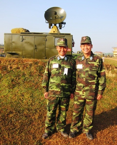 Thượng tá Vương Quý Văn - Giám đốc Nhà máy A34 và Thiếu tá Vương Cảnh Năng - Phó Tham mưu trưởng Trung đoàn 218, Sư đoàn 361. Ảnh: Hồng Linh
